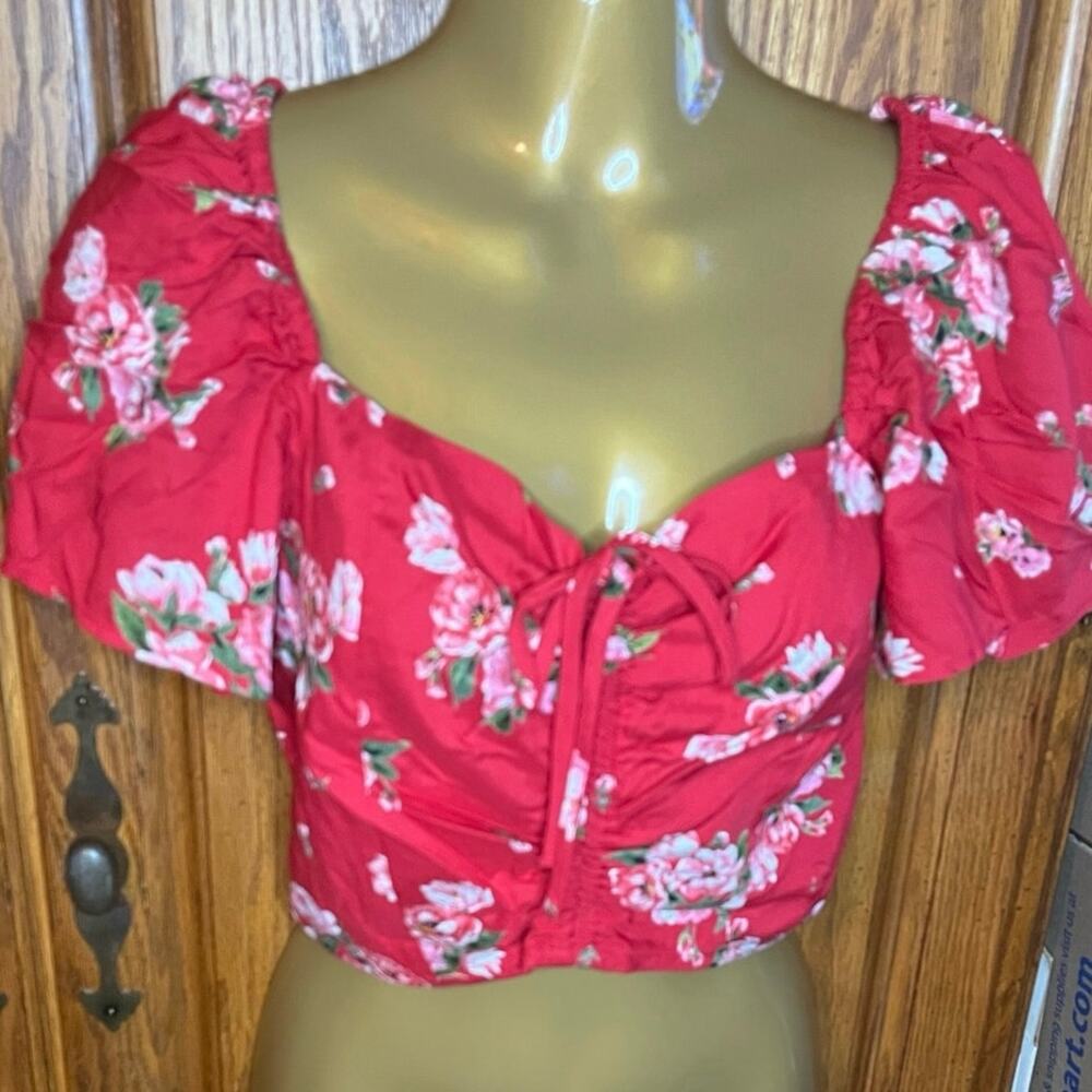 Band of Gypsies NWT Crop Top in Red Floral With Puckered Back Size Small Boho